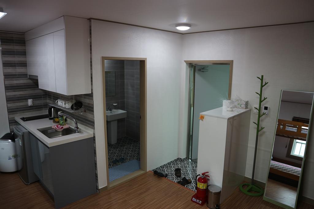 Blue Island Guesthouse Seogwipo Esterno foto