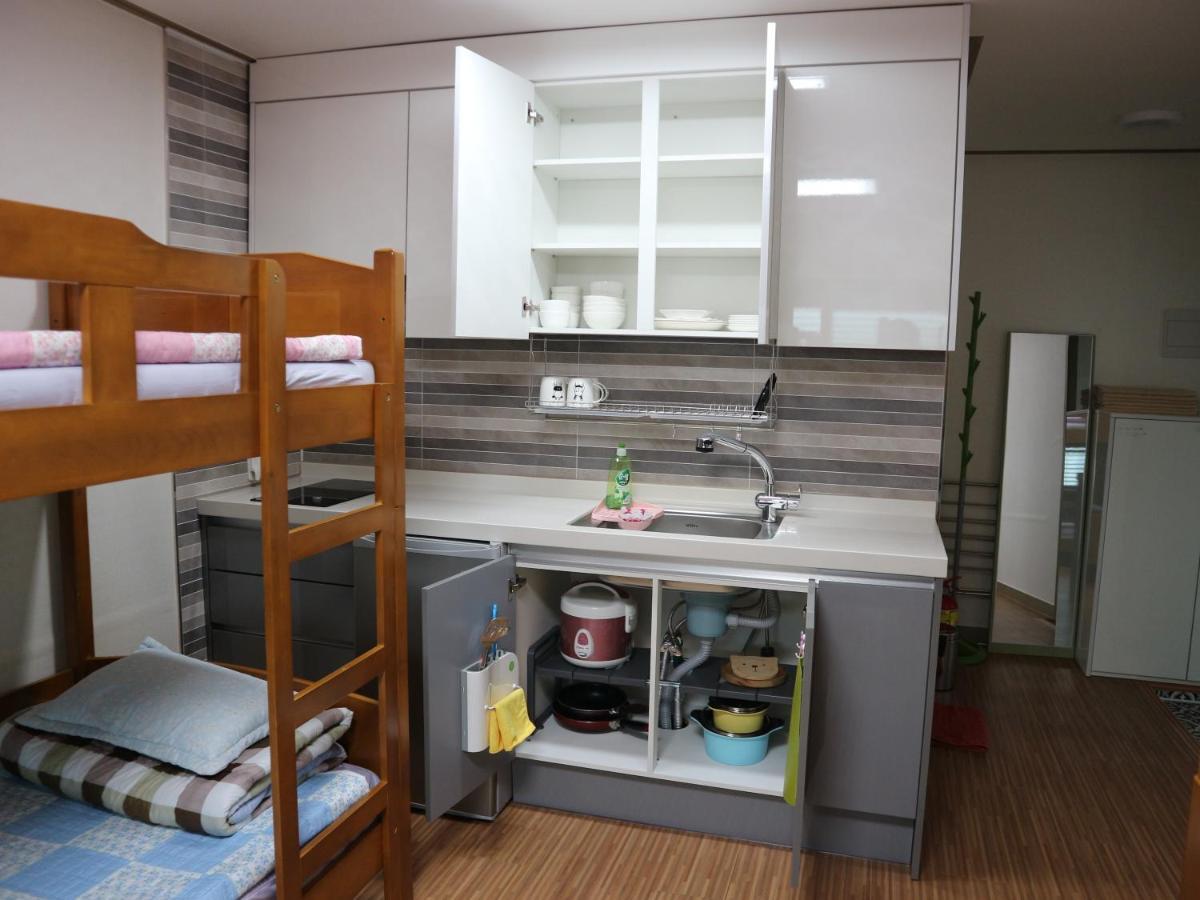 Blue Island Guesthouse Seogwipo Esterno foto